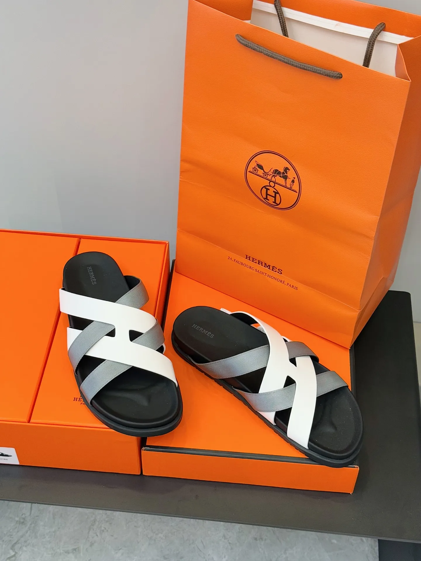 Batch 280 Hermes men's Kazimir slippers - top quality woven calfskin functional sandals, with interwoven uppers inspired by the "H" iconic pattern to create a casual look, perfect for summer. Imported cowhide + cowhide lining + rubber outsole Size: 38-44 (.45.46 customized)